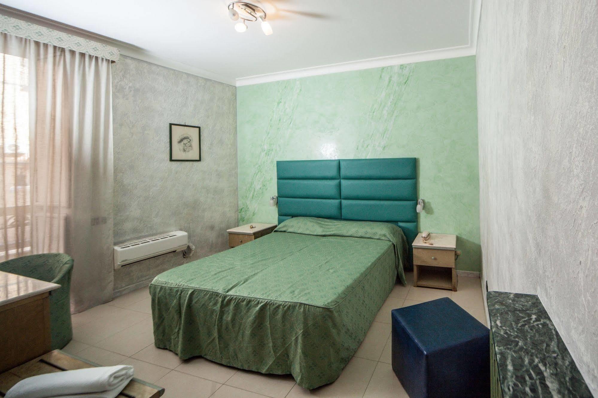 Hotel La Pace Napels Buitenkant foto