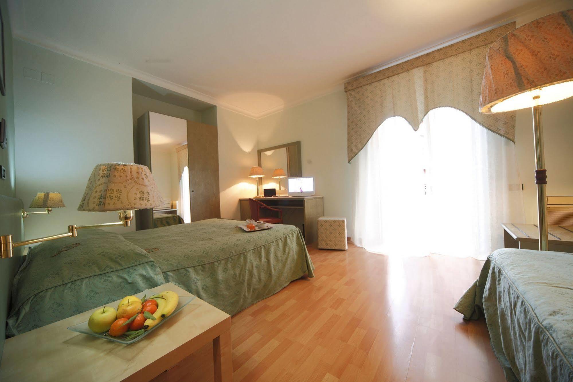 Hotel La Pace Napels Kamer foto